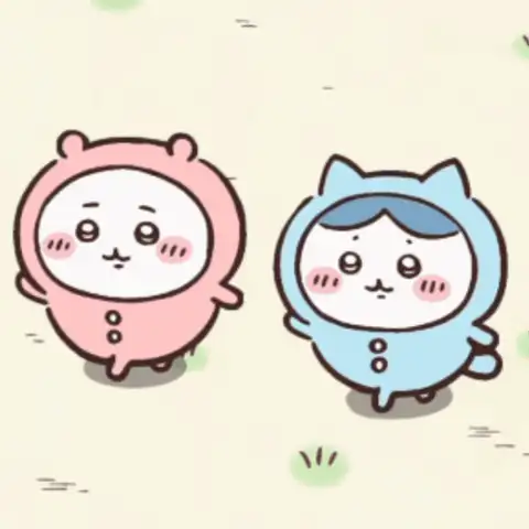 吉伊卡哇與小八貓穿著睡衣連身服，並排開心地蹦蹦跳跳、雀躍前行。出自《吉伊卡哇》。